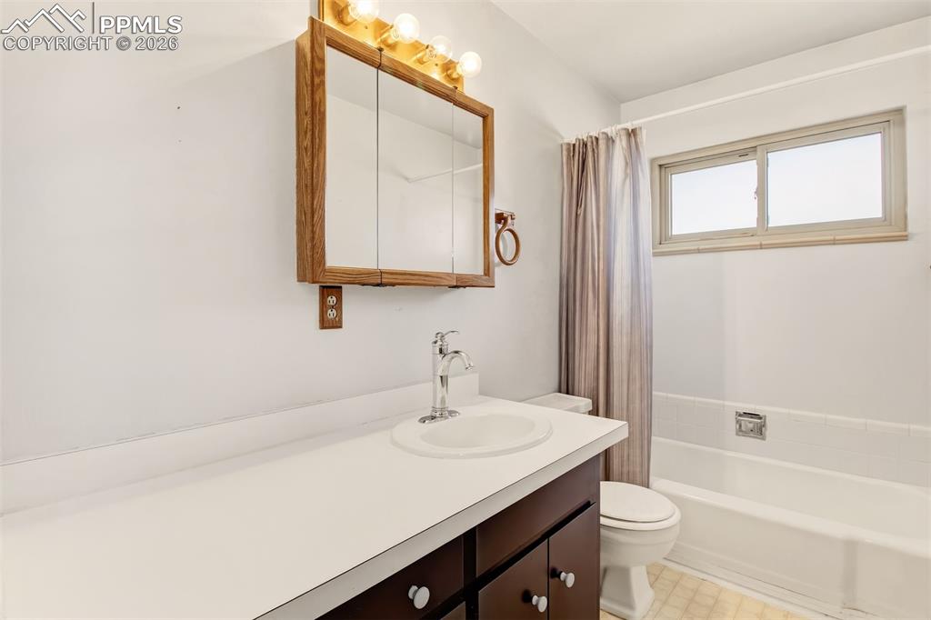 Image 8 of 29: Bathroom