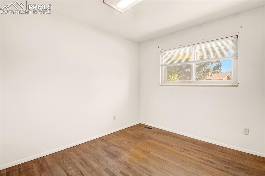 Image 9 of 29: Bedroom