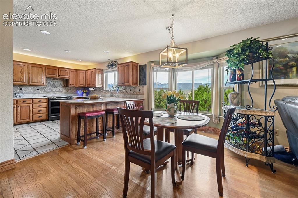 Image 18 of 50: Dining Area