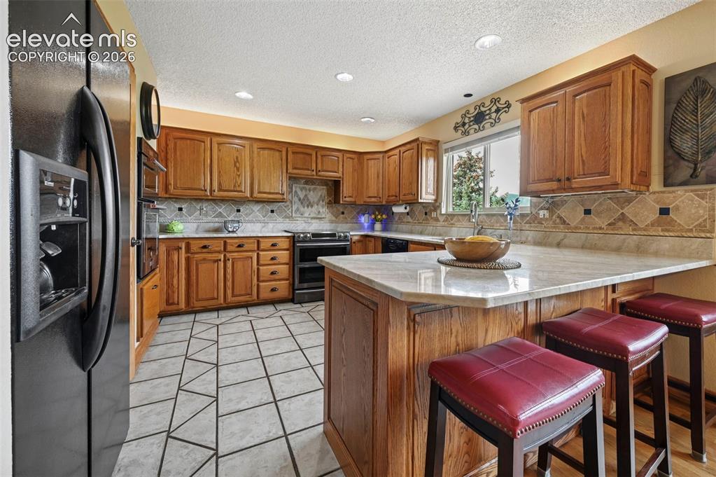 Image 19 of 50: Kitchen