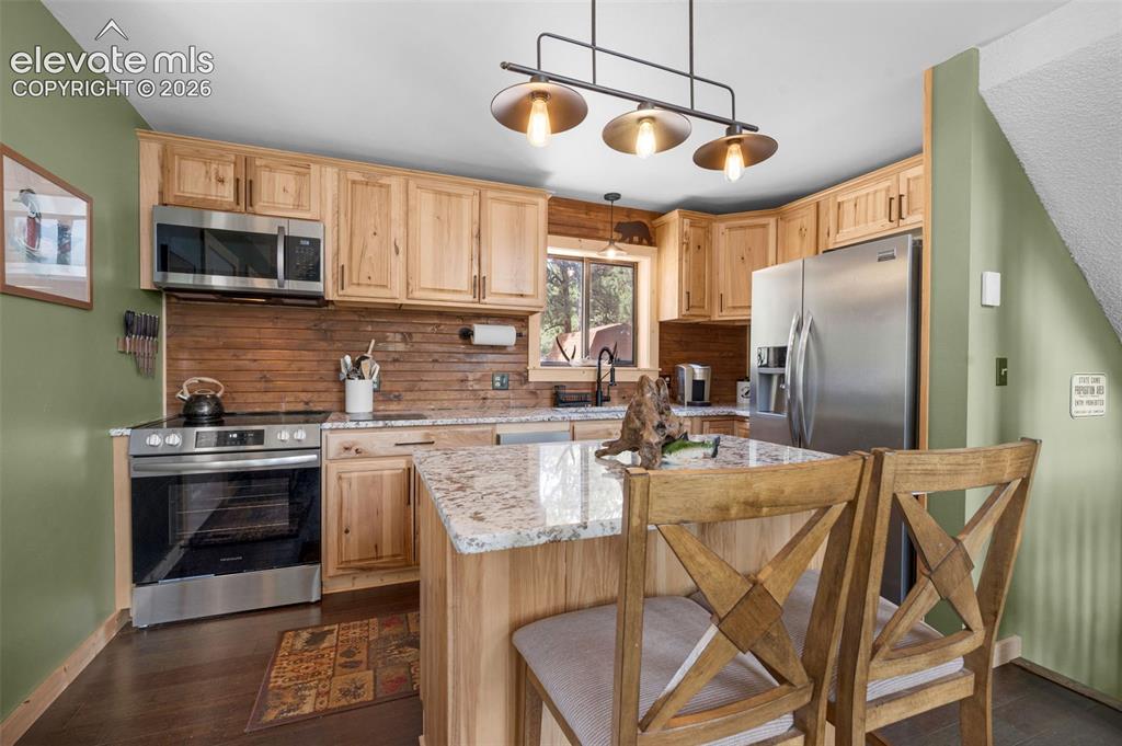Image 14 of 33: Kitchen