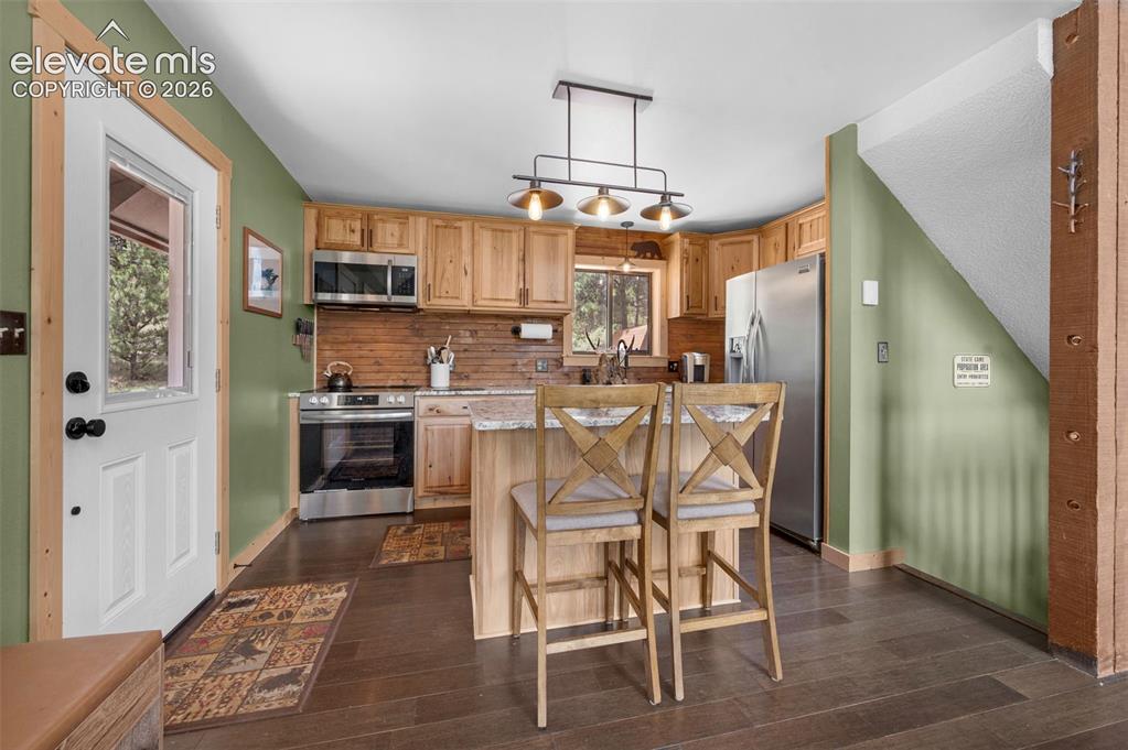 Image 15 of 33: Kitchen