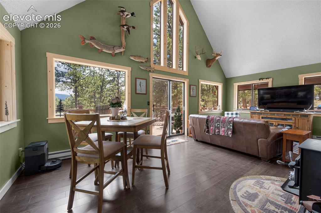 Image 16 of 33: Dining Area