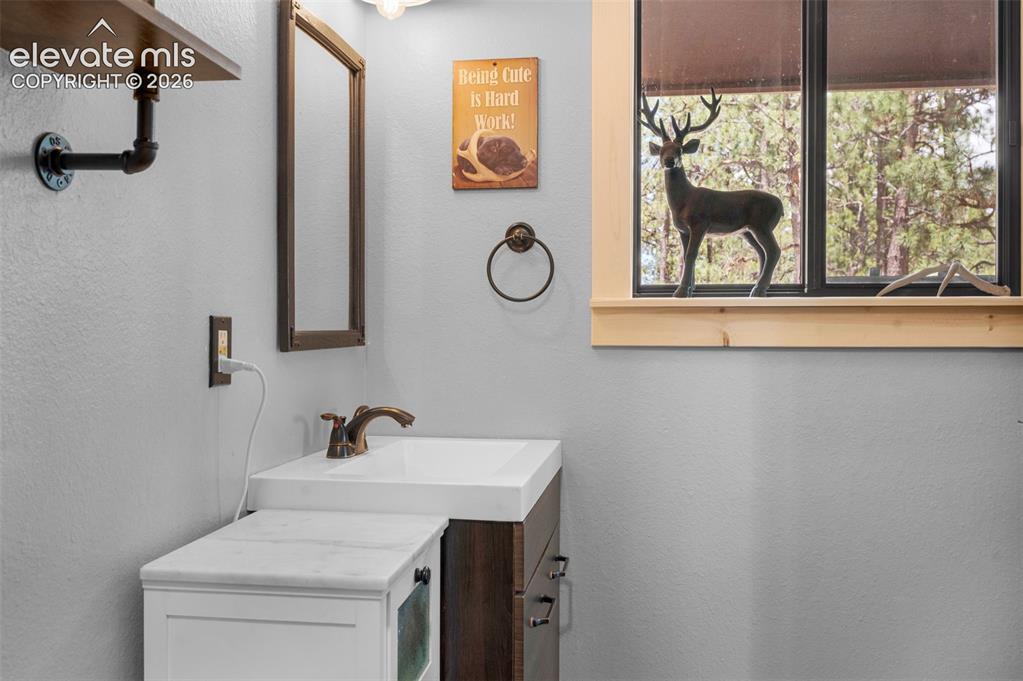 Image 17 of 33: Bathroom
