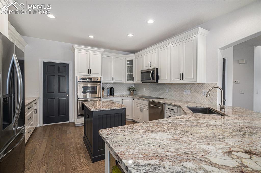 Image 10 of 50: Kitchen