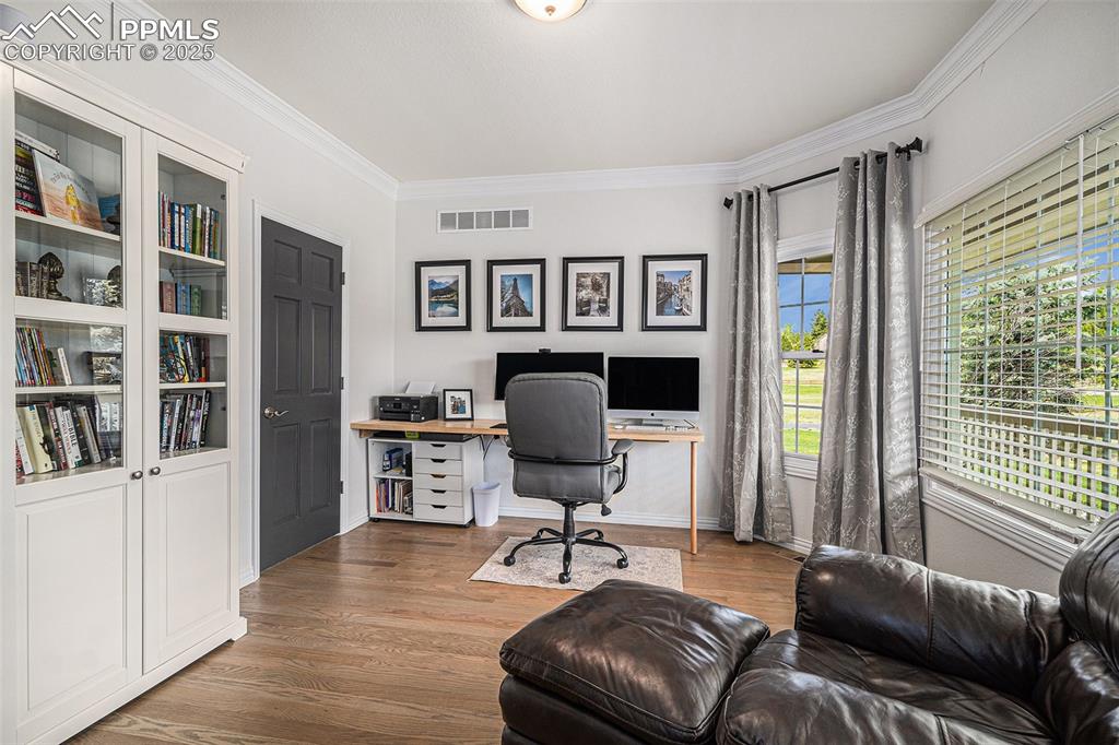 Image 16 of 50: Office