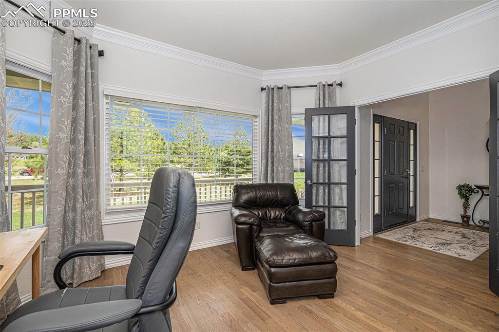 Image 17 of 50: Office