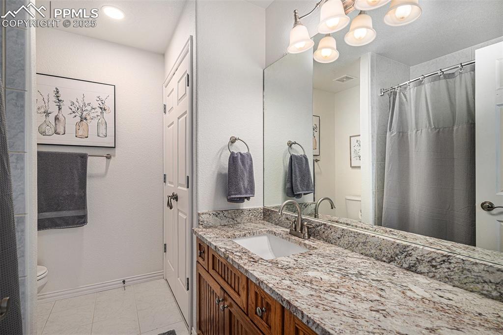 Image 22 of 50: Bathroom