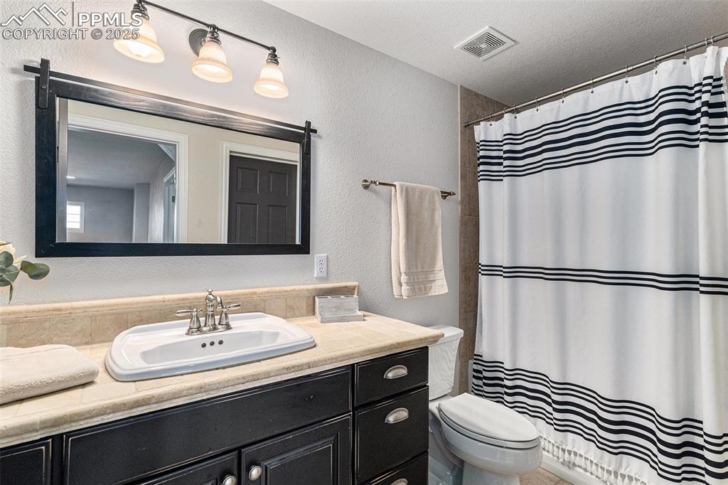 Image 31 of 50: Bathroom