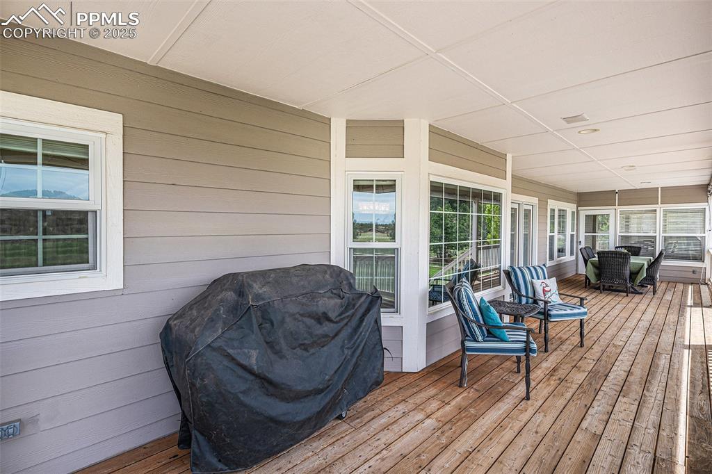 Image 38 of 50: Deck