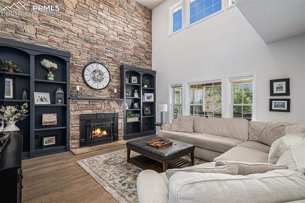 Image 4 of 50: Living Room