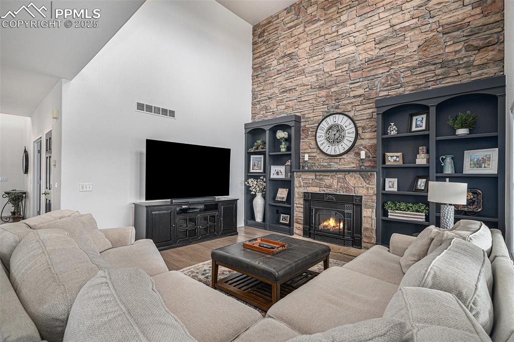 Image 5 of 50: Living Room