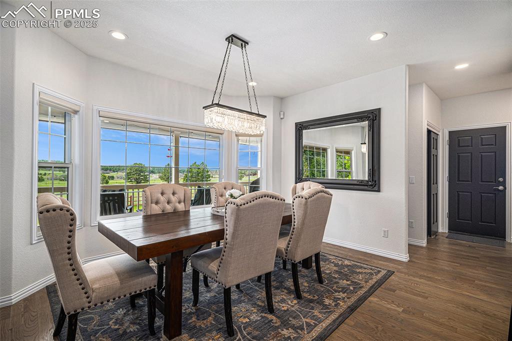 Image 7 of 50: Dining Area