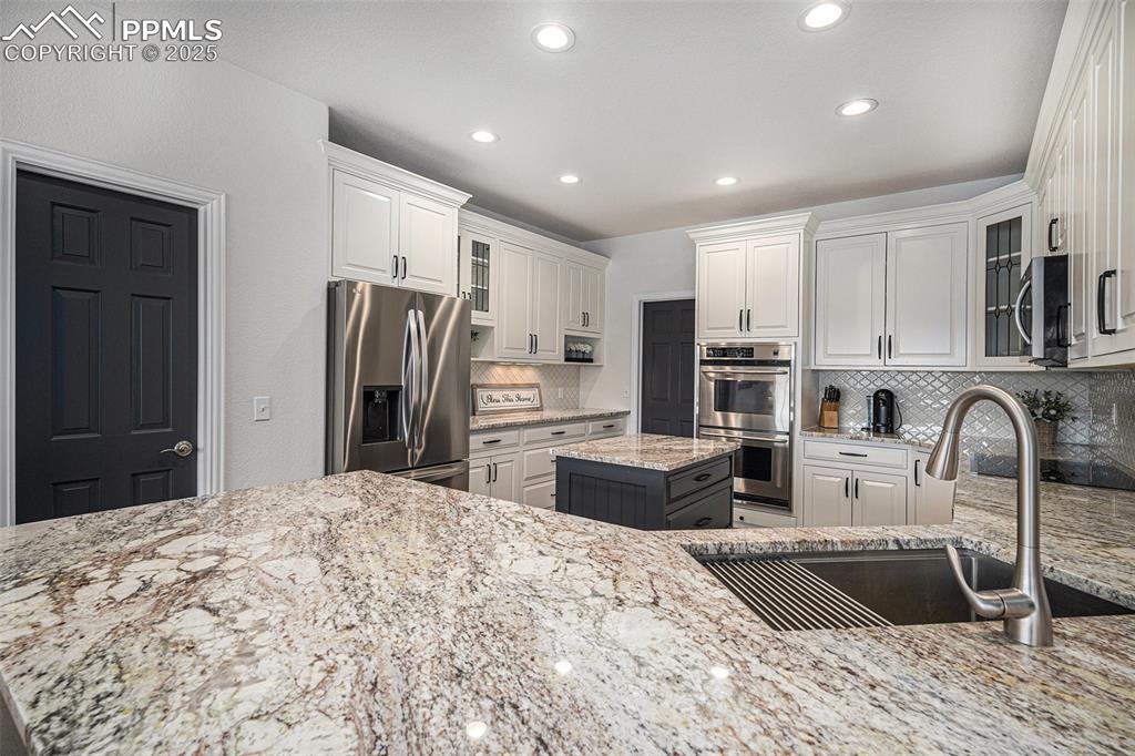 Image 9 of 50: Kitchen