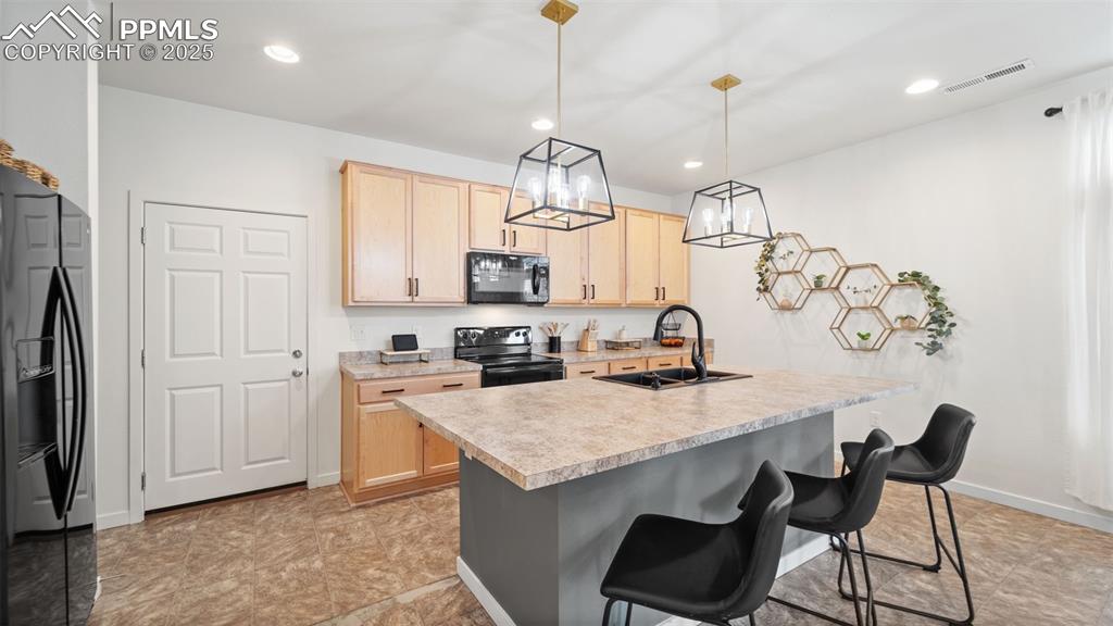 Image 11 of 27: Kitchen