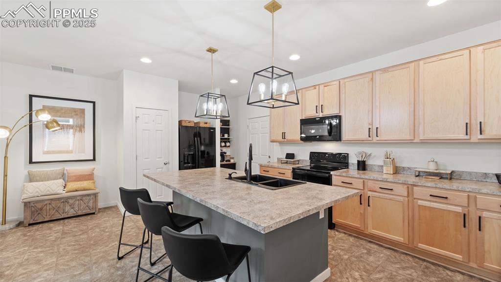 Image 12 of 27: Kitchen