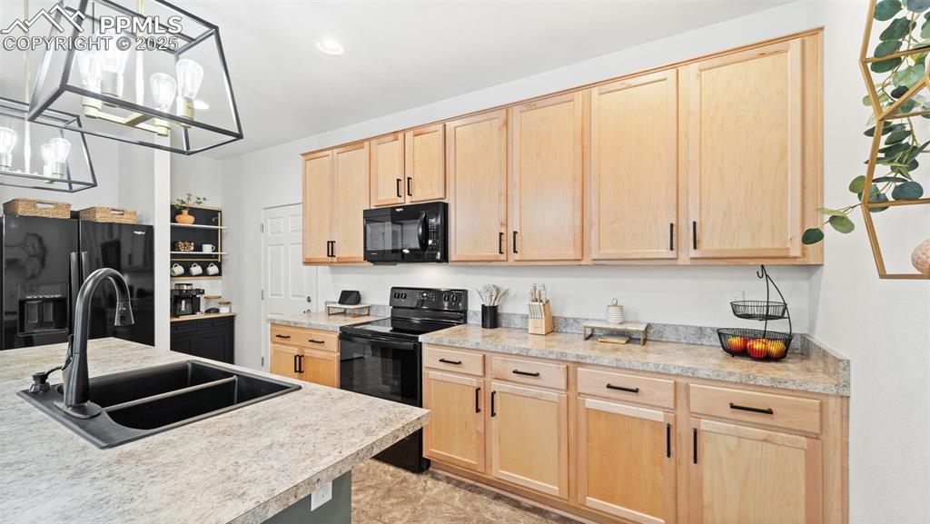 Image 13 of 27: Kitchen