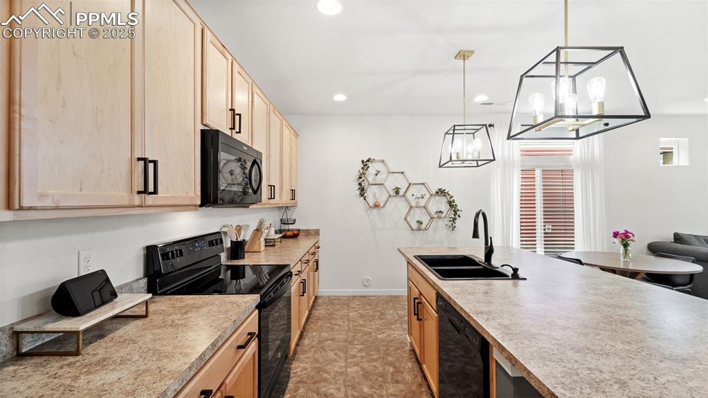 Image 14 of 27: Kitchen