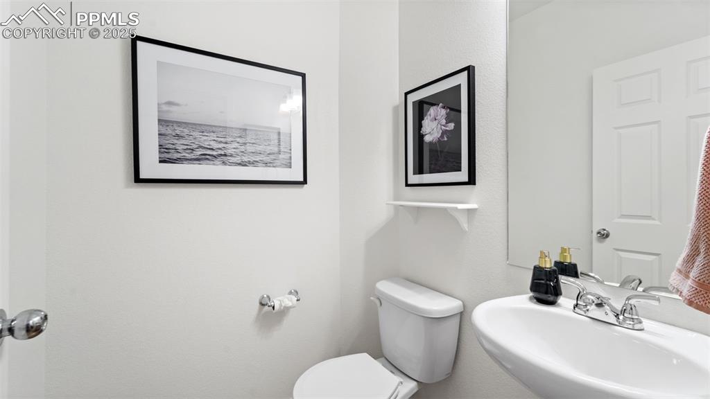Image 16 of 27: Bathroom