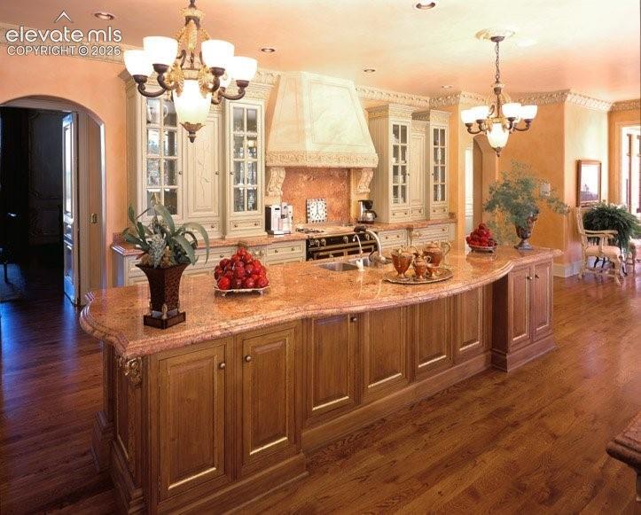 Image 22 of 37: Large island, granite counters
