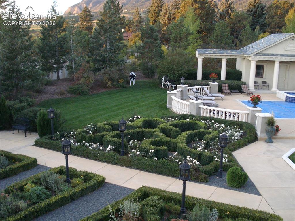 Image 33 of 37: Yard