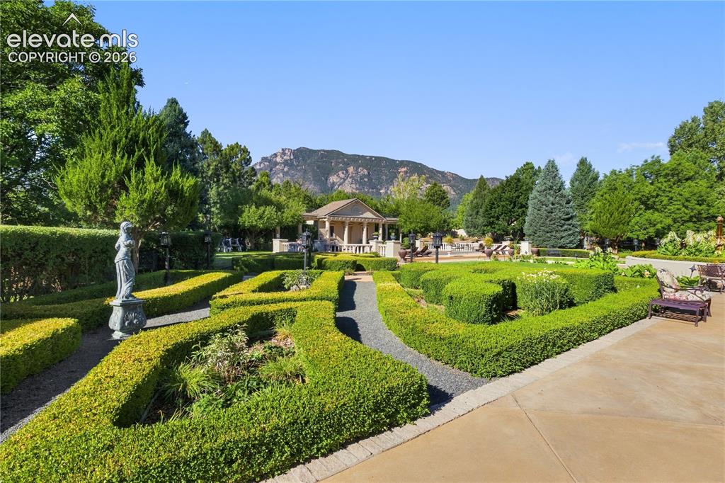 Image 8 of 37: Yard
