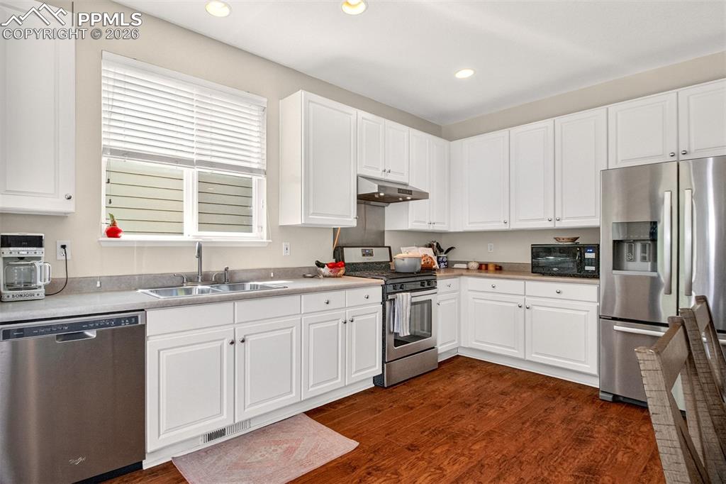 Image 11 of 32: Kitchen