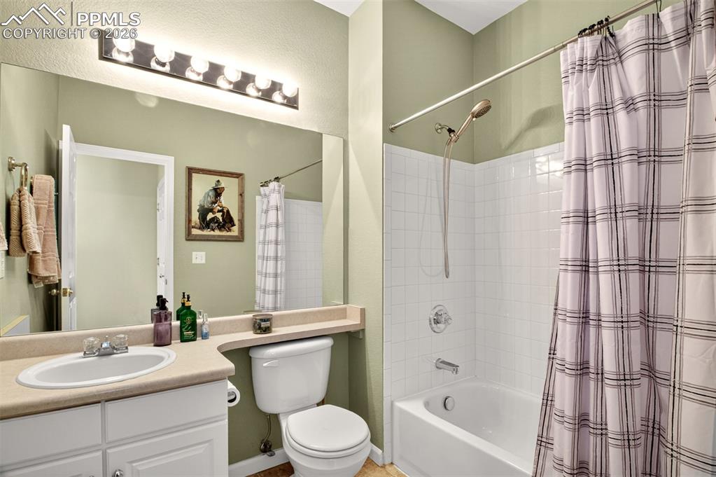 Image 18 of 32: Bathroom