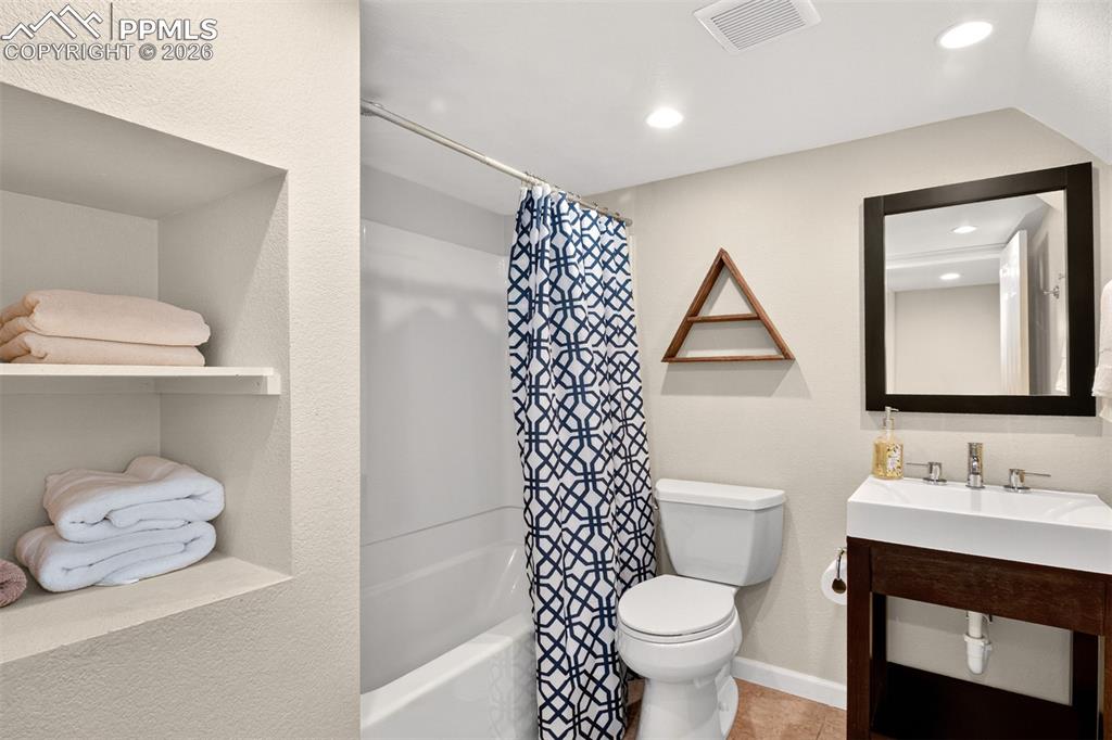 Image 21 of 32: Bathroom