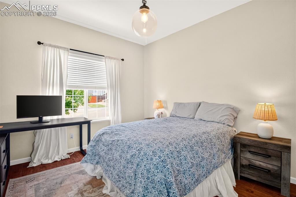 Image 7 of 32: Bedroom