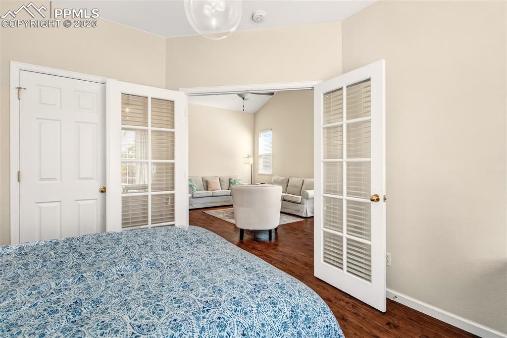 Image 8 of 32: Bedroom