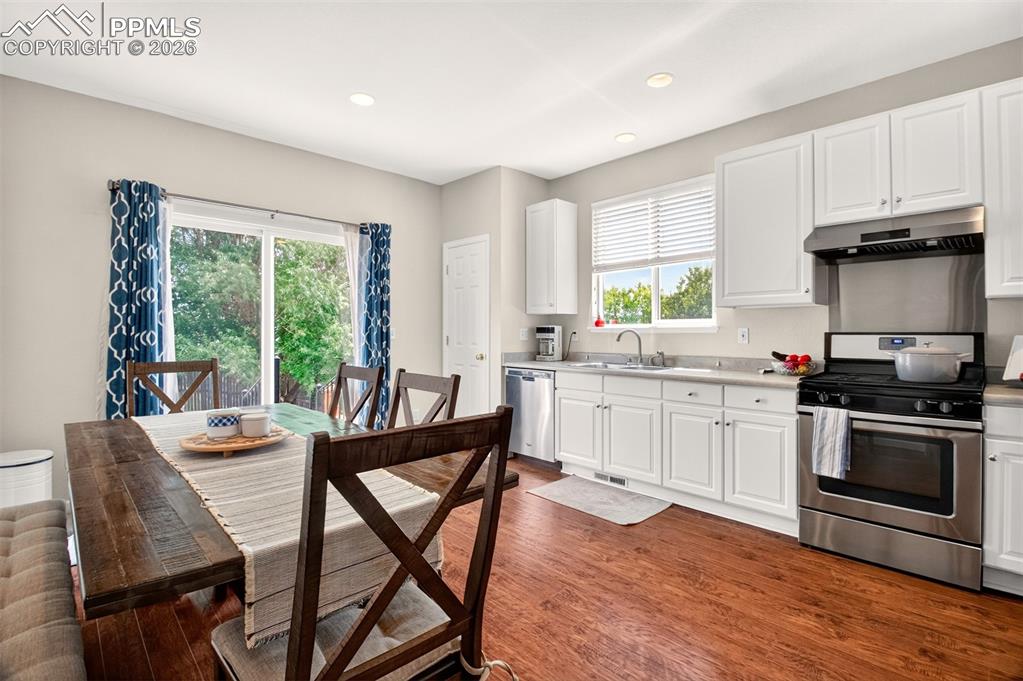 Image 9 of 32: Kitchen