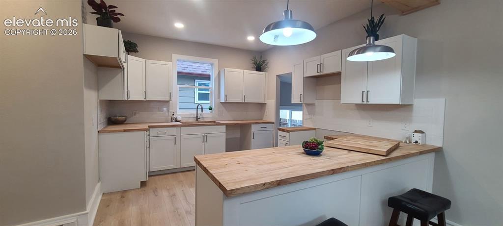 Image 10 of 27: Kitchen