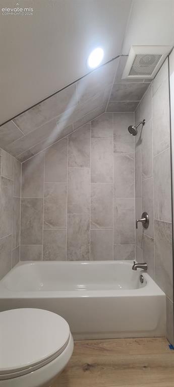 Image 19 of 27: Bathroom
