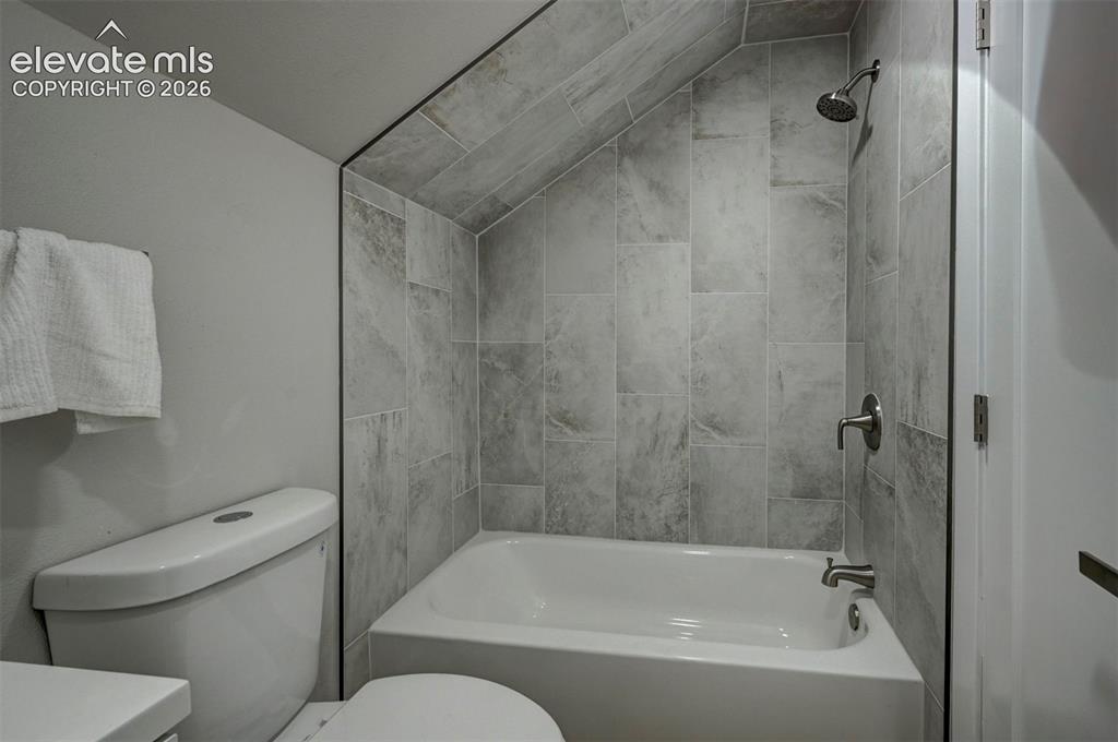 Image 34 of 50: Bathroom