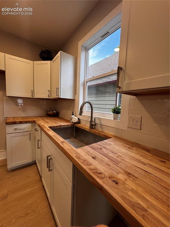 Image 7 of 27: Kitchen