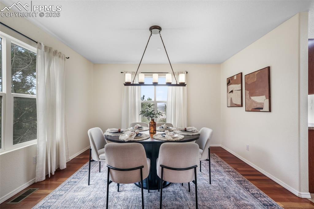 Image 13 of 50: Dining Area