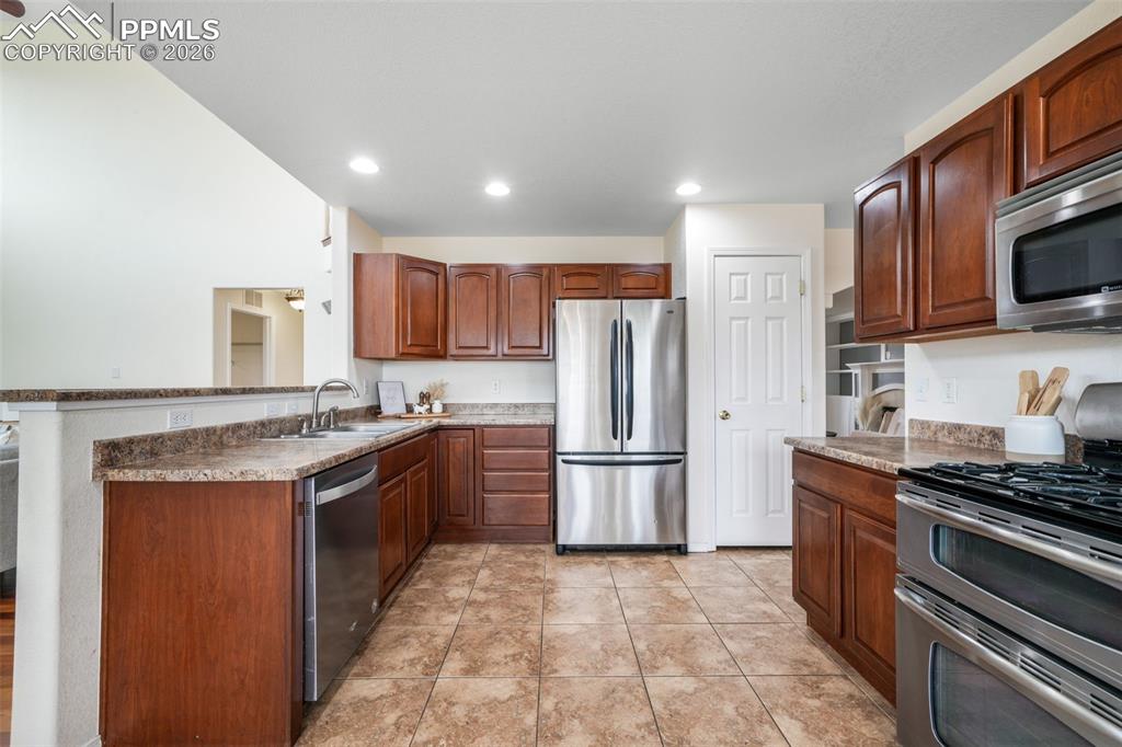 Image 14 of 50: Dining Area