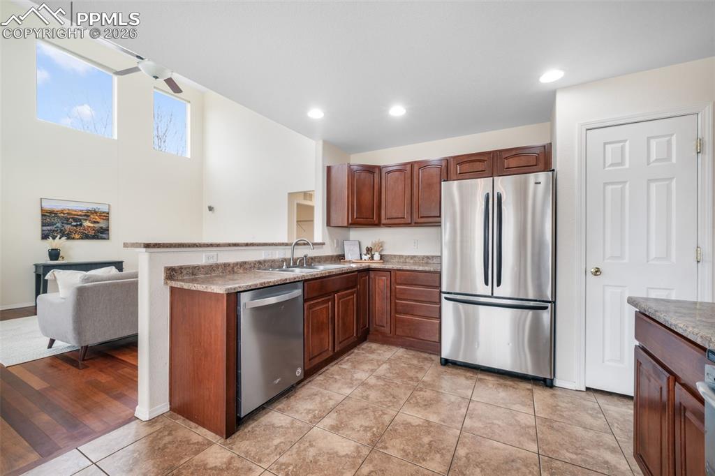 Image 15 of 50: Dining Area