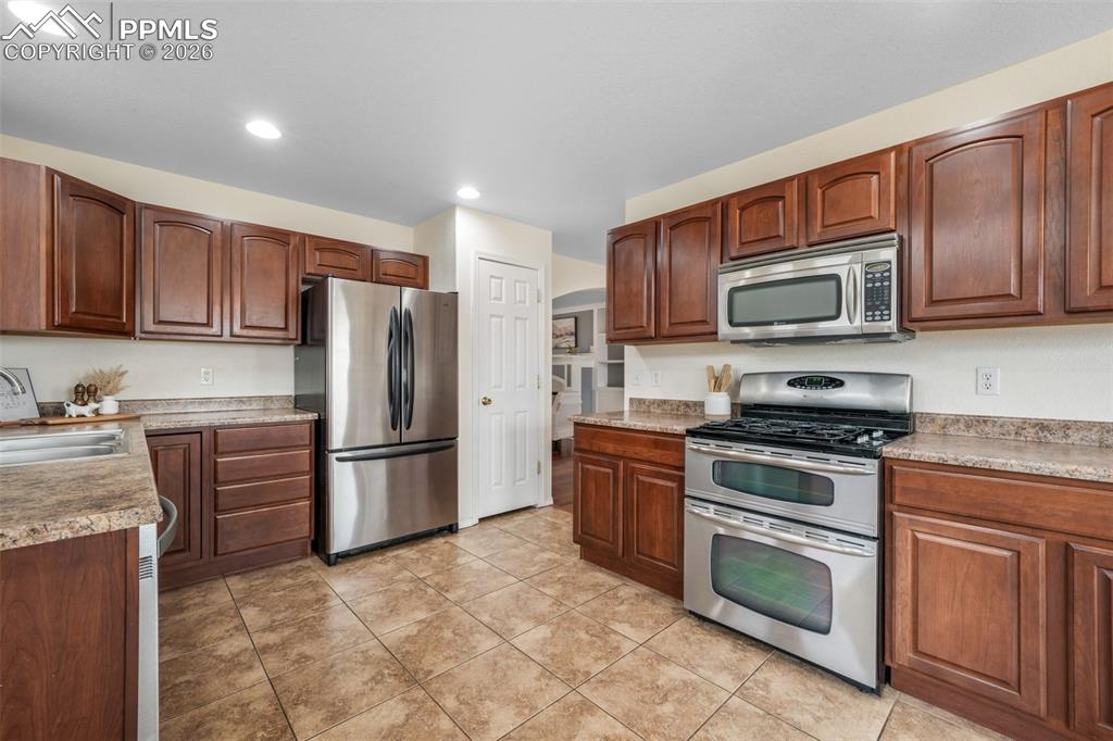 Image 16 of 50: Dining Area