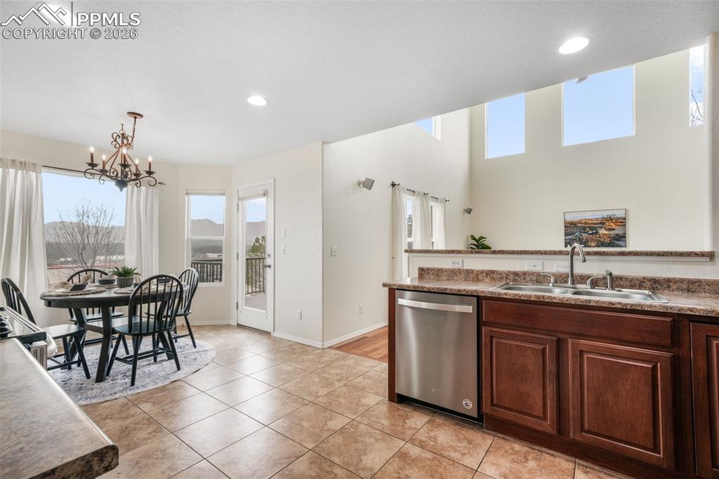 Image 17 of 50: Dining Area