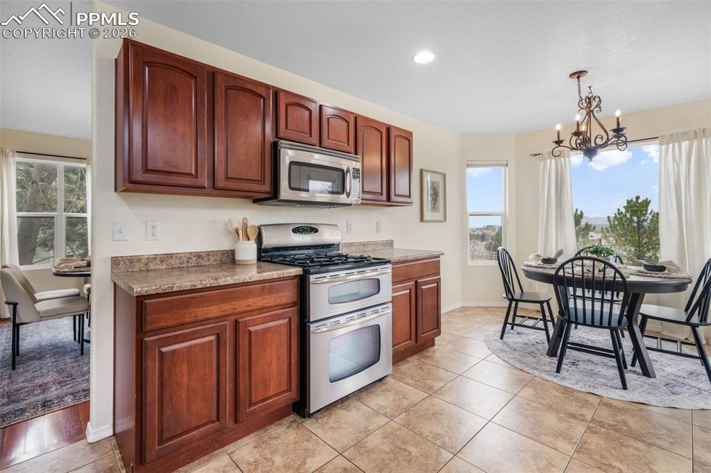 Image 18 of 50: Kitchen