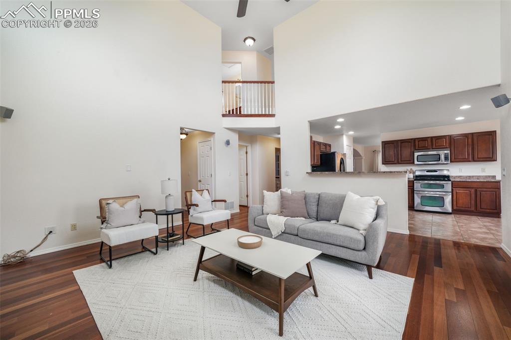 Image 21 of 50: Kitchen