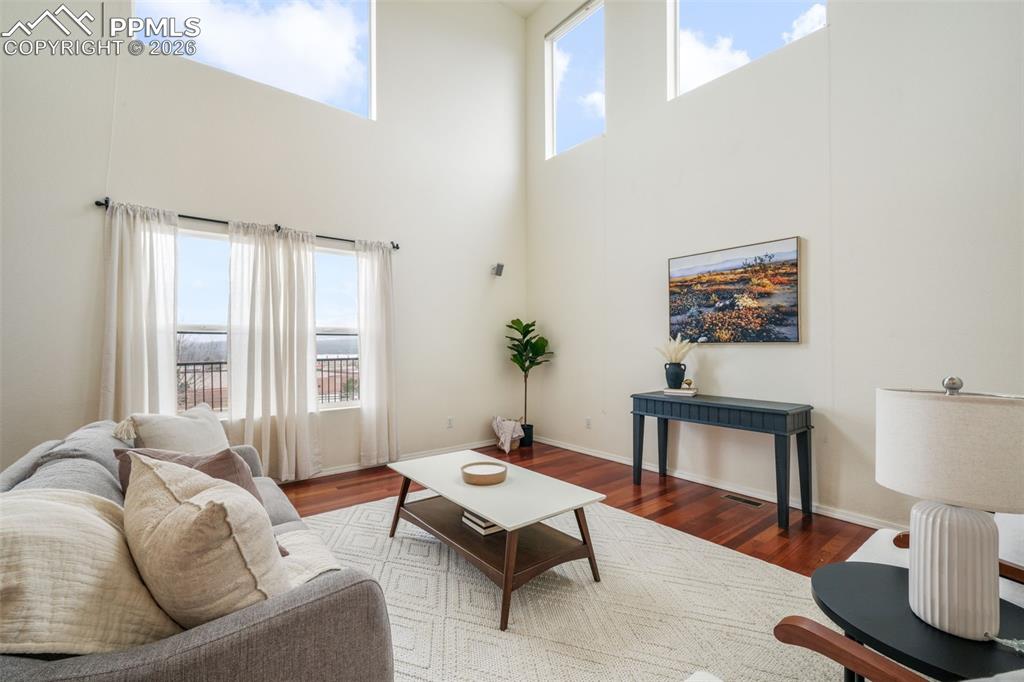 Image 22 of 50: Kitchen