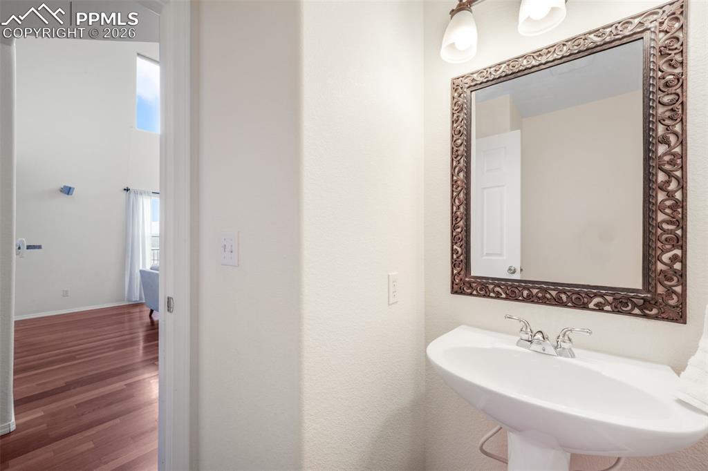 Image 24 of 50: Living Room