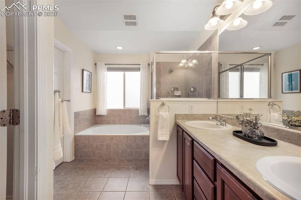 Image 31 of 50: Bedroom