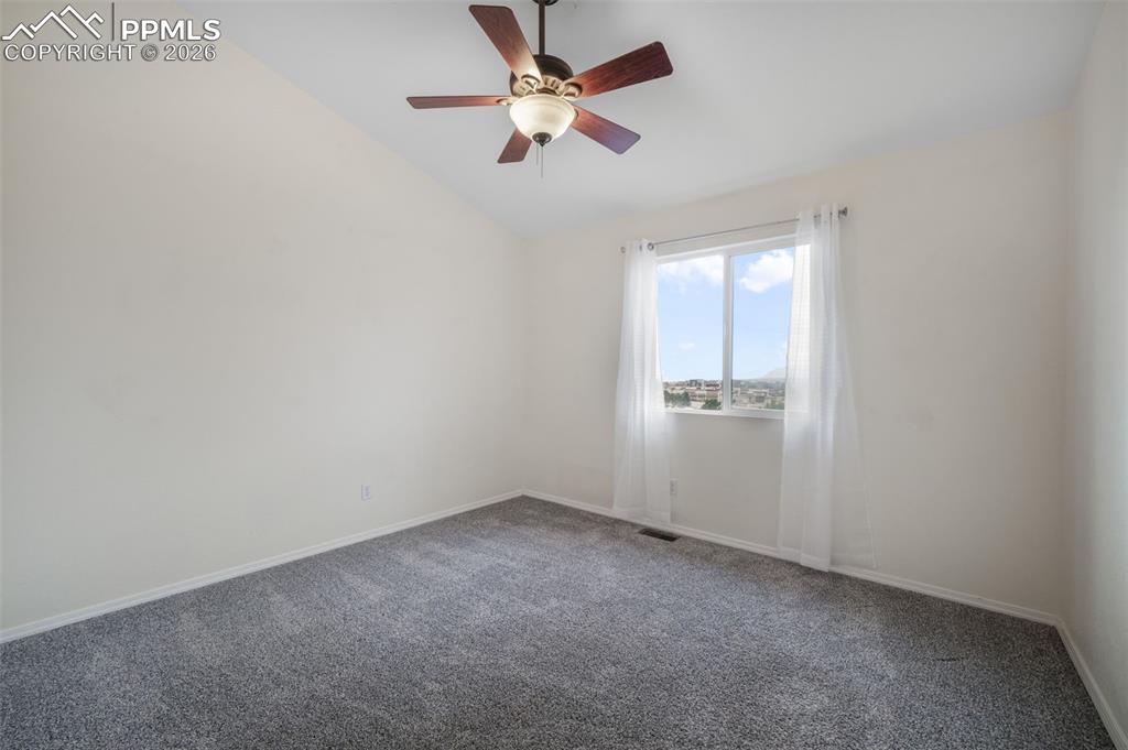 Image 39 of 50: Bedroom