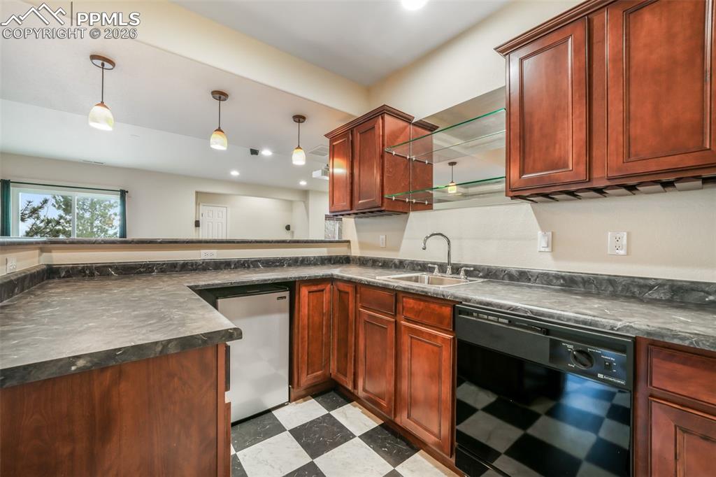 Image 41 of 50: Bedroom