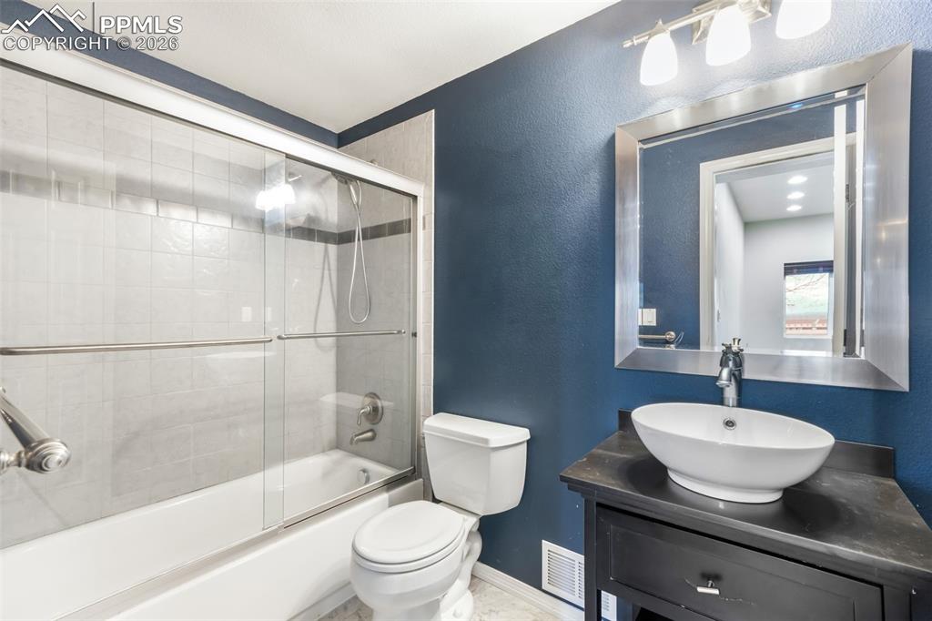 Image 46 of 50: Kitchen