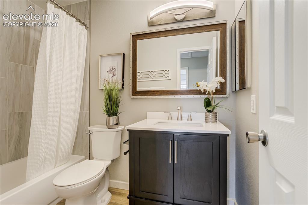 Image 16 of 20: Bathroom